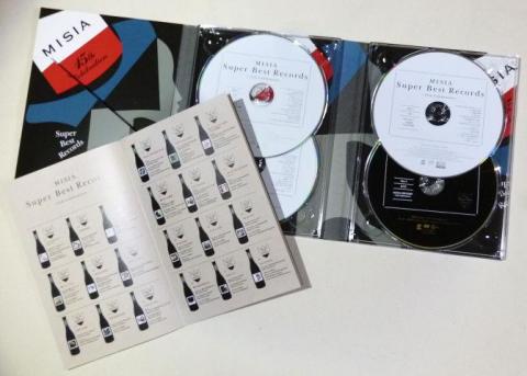 CD（白）3枚とDVD（黒）1枚の4枚セット。