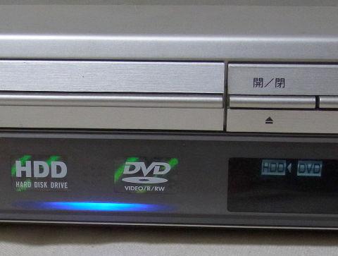 HDDモード時にはブルーライトが点灯、HDD⇒DVDのダビングにも対応。