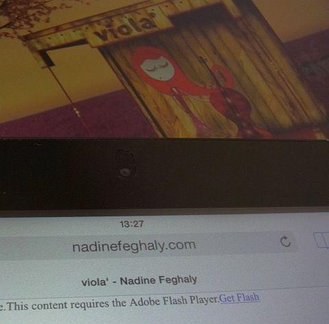 Flash使用サイトの例（http：//www.nadinefeghaly.com/）。iPad（下）は表示できない