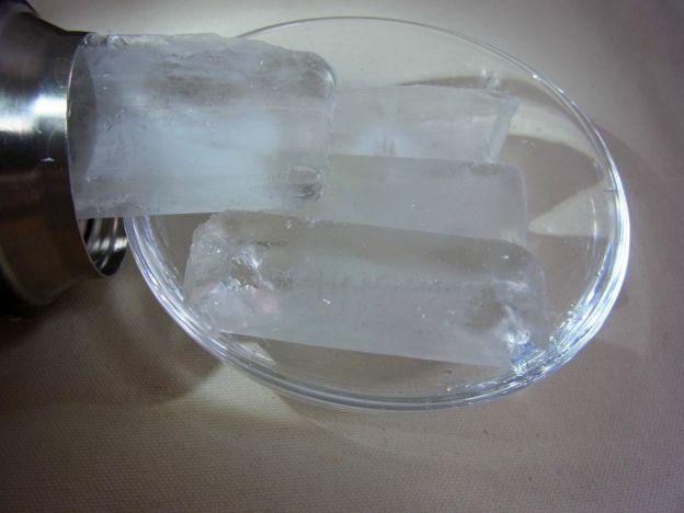 出来上がった氷はこんな形で確かにボトルに入れやすい。