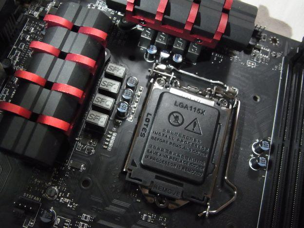 CPU周りは余裕がある造り。竜の爪をイメージしたという赤い突起が入った放熱板