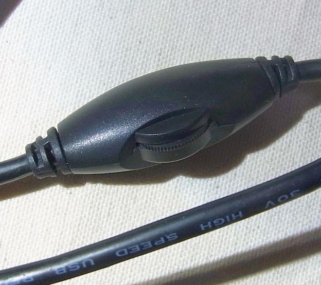 USBケーブルの中間に調光用のコントローラーあり。