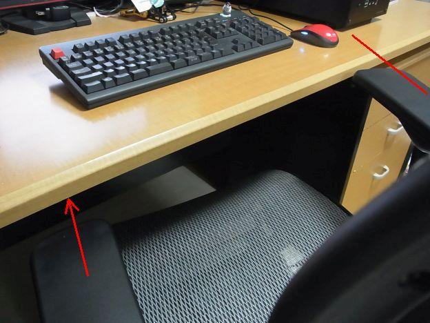 左は机の下に入って右回転で椅子を降りられ、右は机面とツライチ