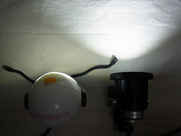 1W高輝度白色LEDのRITEX ASL-090（左）と比べて全然明るい