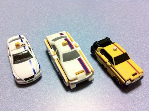 左からトミカ「マークXタクシー」、ハッピーセット「タクシー」、Voov FR「タクシー」