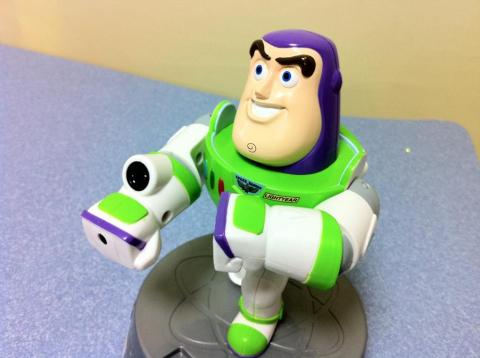 日中はあそびづらいかも ザーグと闘え バズ ライトイヤー スペースバスターのレビュー ジグソー レビューメディア