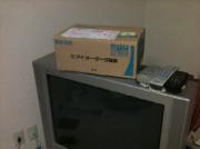 アナログテレビの上に配達された箱を載せてみました。