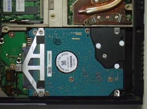 HDDは固定プレートと3本のねじで固定されている