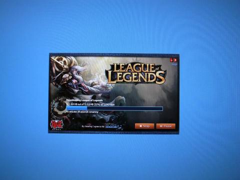 Downloading League of Legends　3,312MB