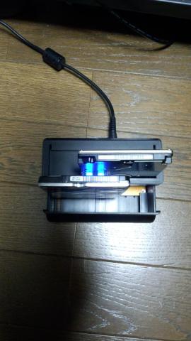 HDDの間のブルーのLEDがアクセスランプ