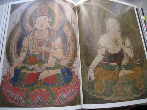 左の三宝院の虚空蔵菩薩は、チベットタンカの雰囲気がしますね。