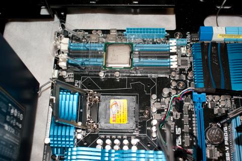 CPUコネクターのカバーと Intel Core i7 2600K