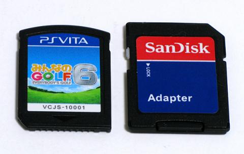 ゲームカードは、SDカードより若干小さいくらいのサイズです。
