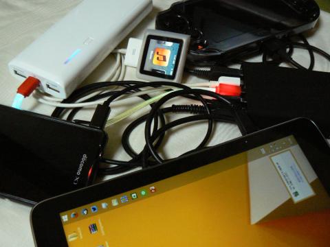 Miix 2 8、Xperia Z1 f、モバイルバッテリ (Anker Astro M3)、iPod nano (6G)、PSVita