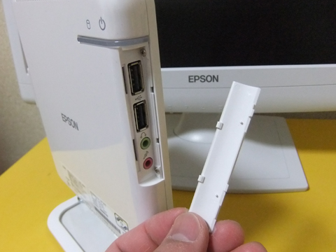 前面電源ボタン下の小さなカバーを外すと、USB端子が２つ、イヤホンジャックが現れる