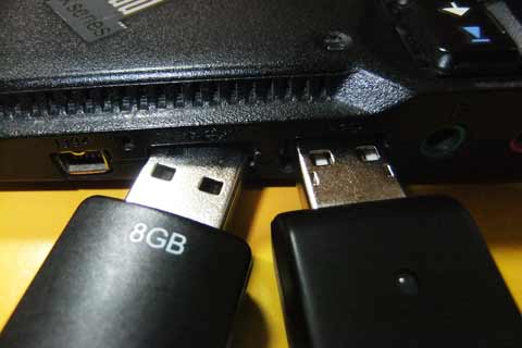 USBポートの間隔が狭いので、大きめのUSBメモリーなどを挿すともう片方のポートが使えない