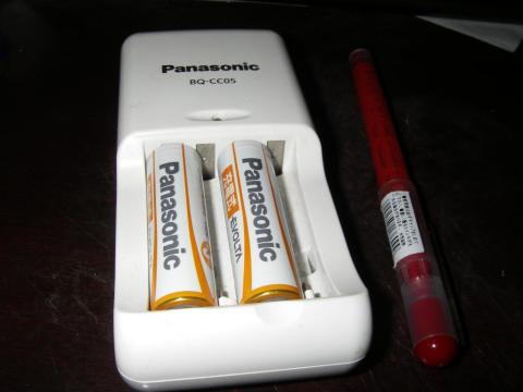充電池、充電器本体とサイズ比較用のペン。