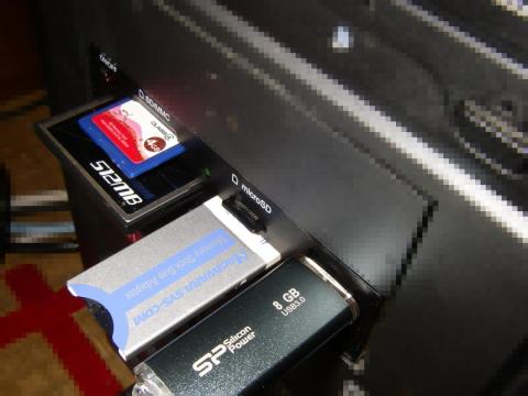 SD, CF, MS, microSD, USBメモリ装着の写真。