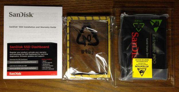 同封物：マニュアル、スペーサー、SSD本体