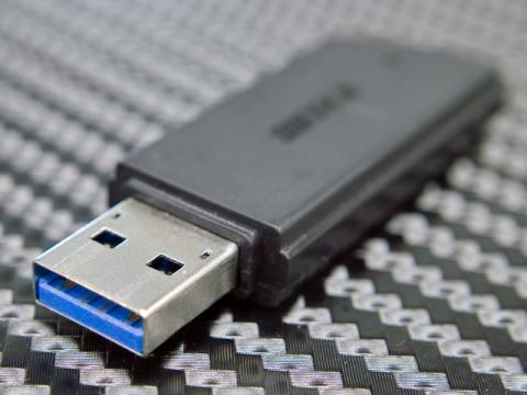 USB3.0だからここも青いのかな？