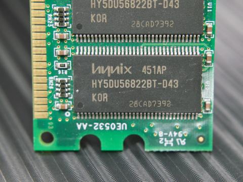 韓国HynixのHY5DU56822BT-D43チップが載ってます