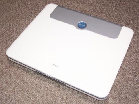 A4サイズのコンパクトな白いノートPCです。ぶ厚いのが玉に瑕ですが…