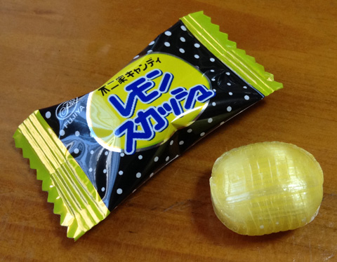 キャンディのカタチもレモン形と徹底しています。