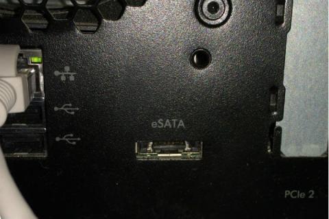 eSATAコネクタはSATAと直結できる7ピンだけど I（横一文字）型
