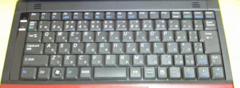 たった２つのボタンの為に、若干右寄りのキーボードの配置に違和感が・・・