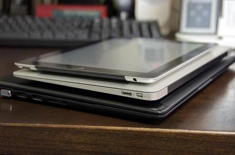 iPad2、MacBookAir11inとの厚み比較
