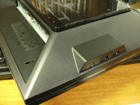 写真：側面USBハブポート　ミニプラグ端子はHDMI音声の再生に用いる