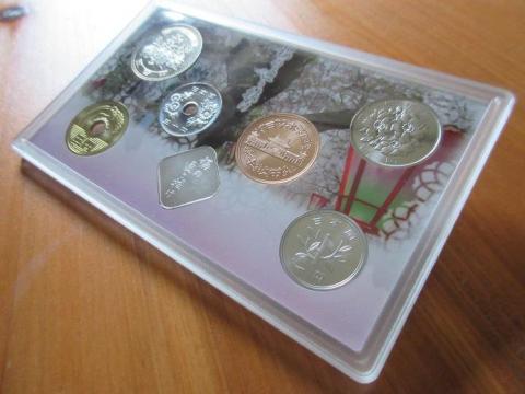 ピッカピカの未使用の硬貨がケースに収められている