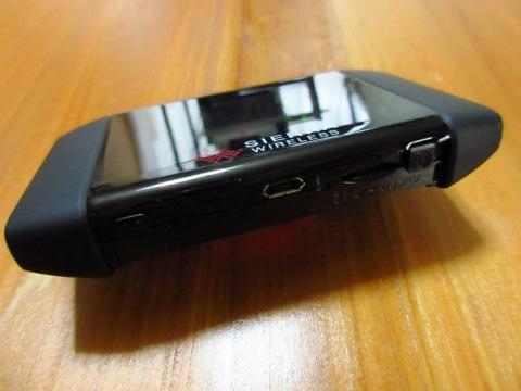 本体下部には誘電用のマイクロ USB ポートと micro SD カードのスロットがある