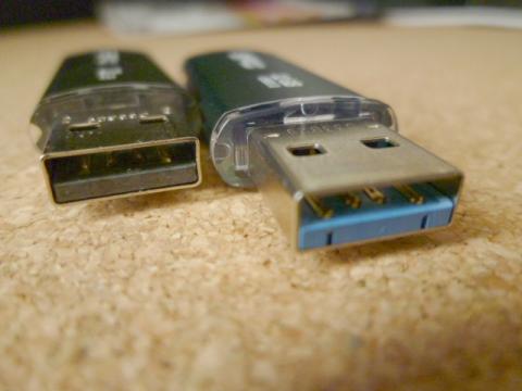 USBポートは、3.0を示す青！