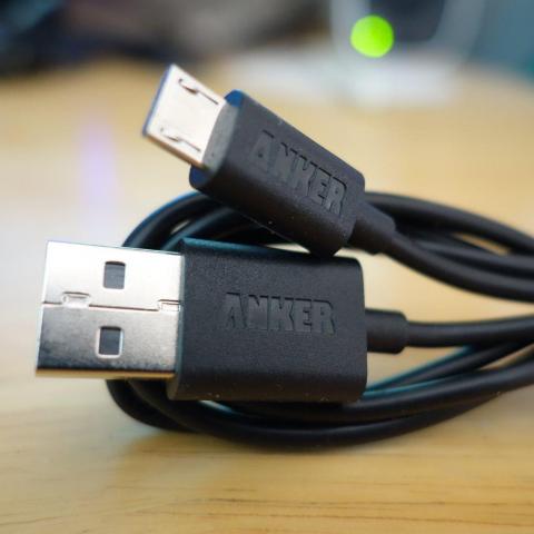 USBケーブルには、ANKERロゴが入る