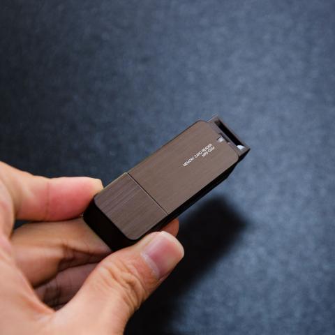 USBメモリサイズのカードリーダー