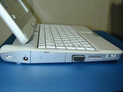 左側面：ACアダプタ、LAN、USB、VGA、電源