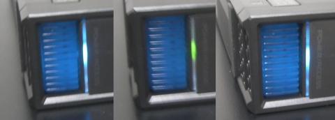 左：USB3.0接続時（青）、中央：USB2.0接続時（緑）、右：HDDアクセス時（白）