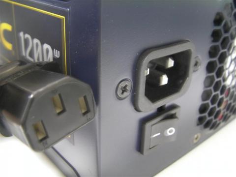 TPQ-1200と異なり、電源プラグは一般的な形状