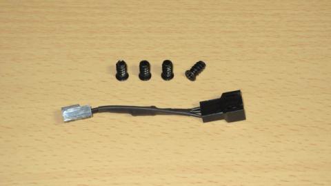 付属品は回転数を落とすための電圧変換コネクタと固定ネジ（4本）。