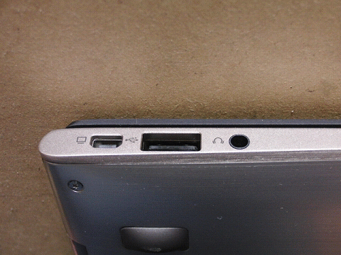 写真1：MiniVGA、イヤフォン端子カバー
