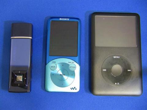 左が「TS4GMP320」、右が「iPod classic 80GB」