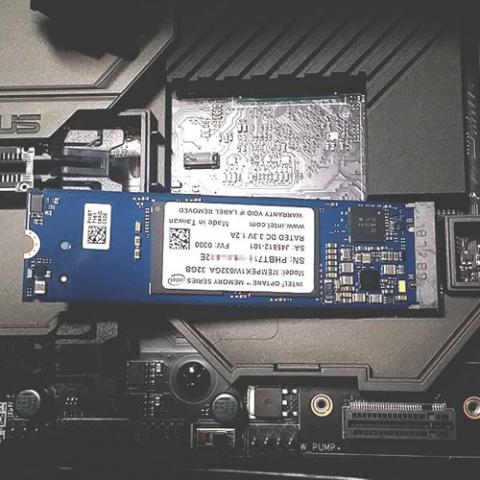 インテル(R) Optane(TM) メモリー・シリーズ (32 GB M.2 80 mm)
