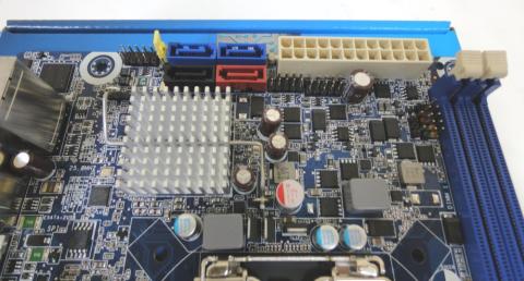 〇SATAコネクタ・マザーボード電源周りです(俯瞰)♪