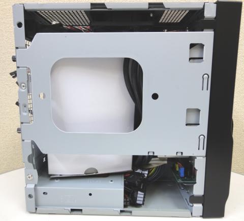 サイドパネルを外した所。同梱品の白箱が見えます♪