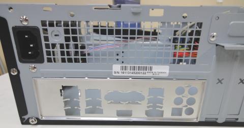 1.まずケースにバックパネルをはめます。