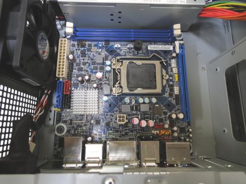 2.マザーボードを入れます。