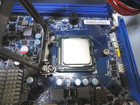 6.CPUを取り付けます。