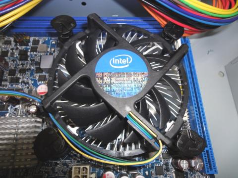 8.CPUクーラーを付けます。