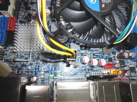 10.マザーボードの電源を接続します。(2×2PIN)